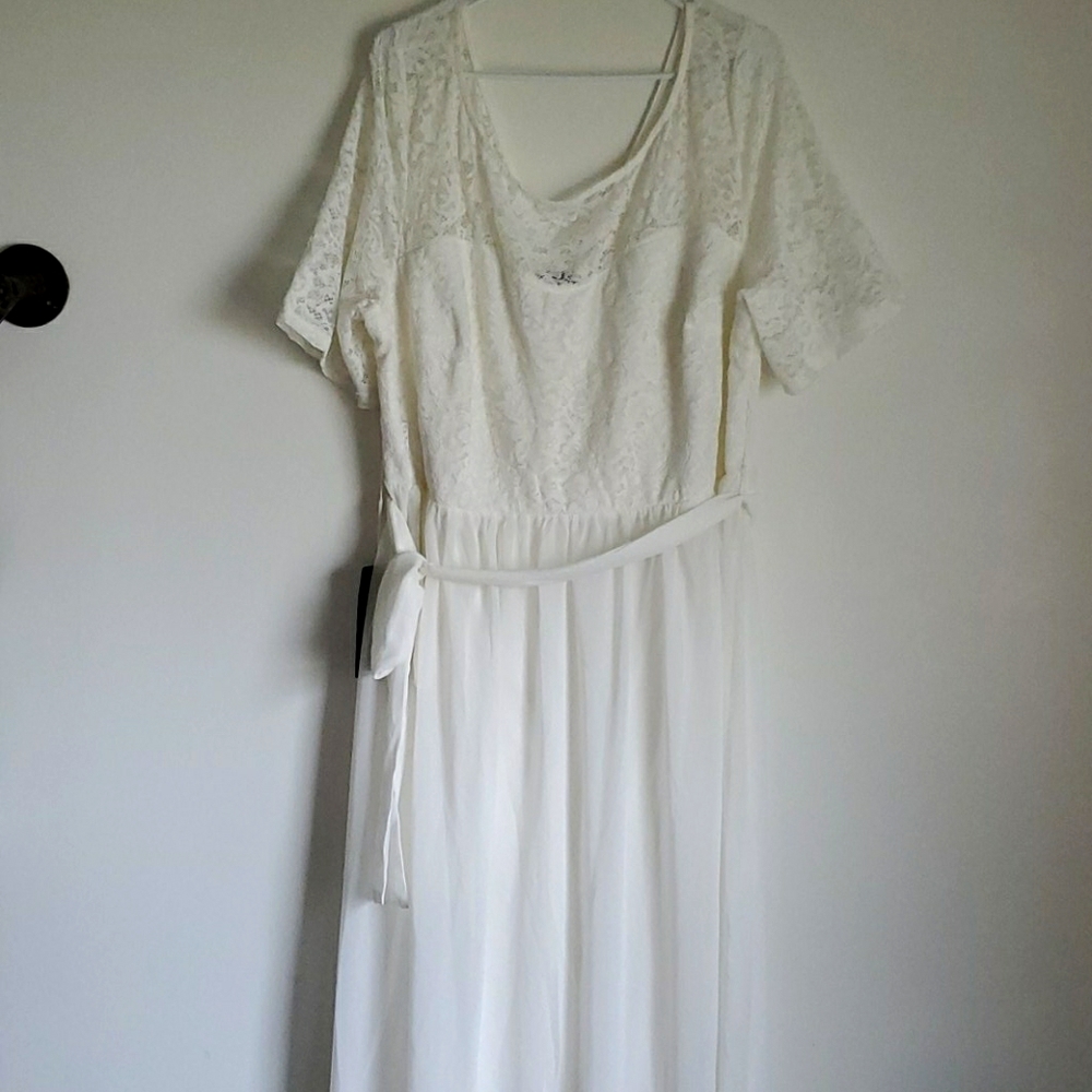 White maxi dress 👗 😍